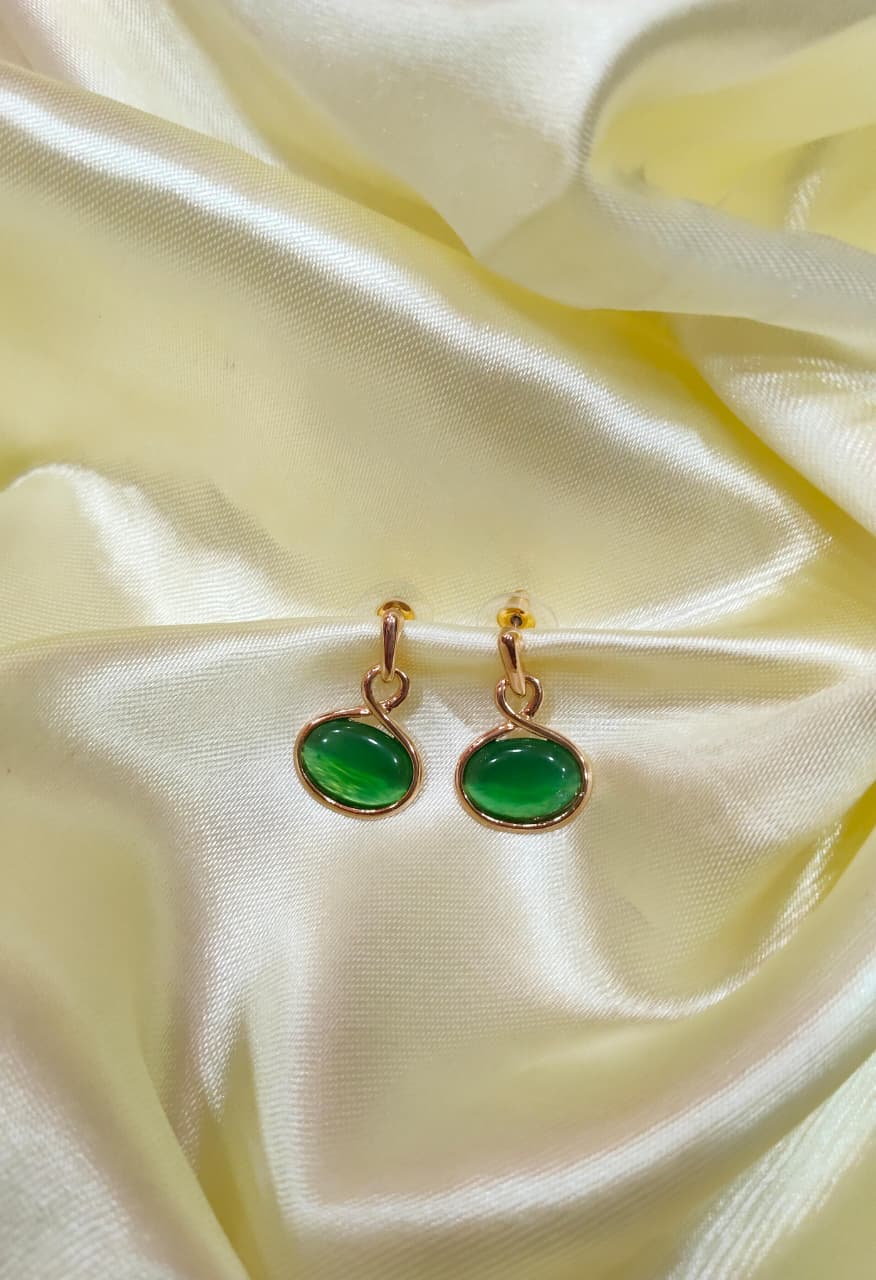 Green stone hoop earrings Green stone hoop earrings. A pop of green, a hint of gold — elegance that lifts every look. - Image 1